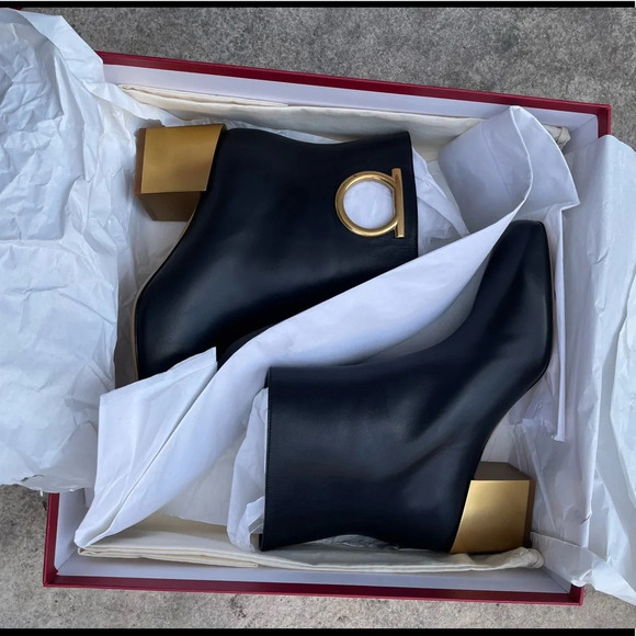 Salvatore Ferragamo Albiano Ankle Boots In Black, size 6C - Picture 3 of 16